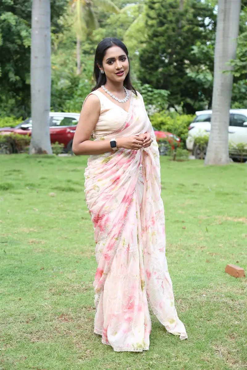 Vaishali Raj in sleeveless pink saree